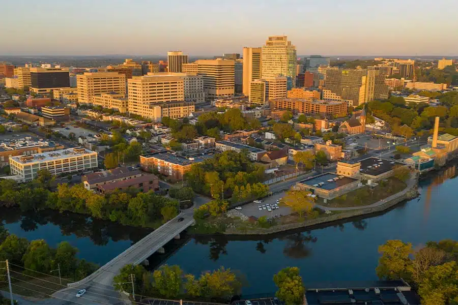 AdobeStock_293187615 - The Delaware River Flows Smoothly By Wilmington